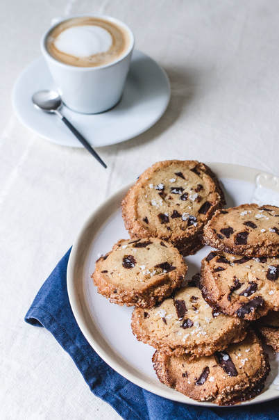 Salted Butter Chocolate Chunks Shortbread Cookies - Photography: Yolene Dabreteau