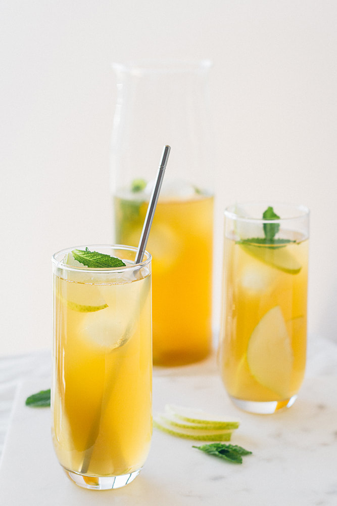 A delicious and refreshing summer recipe for iced green tea with pear, vanilla and mint.