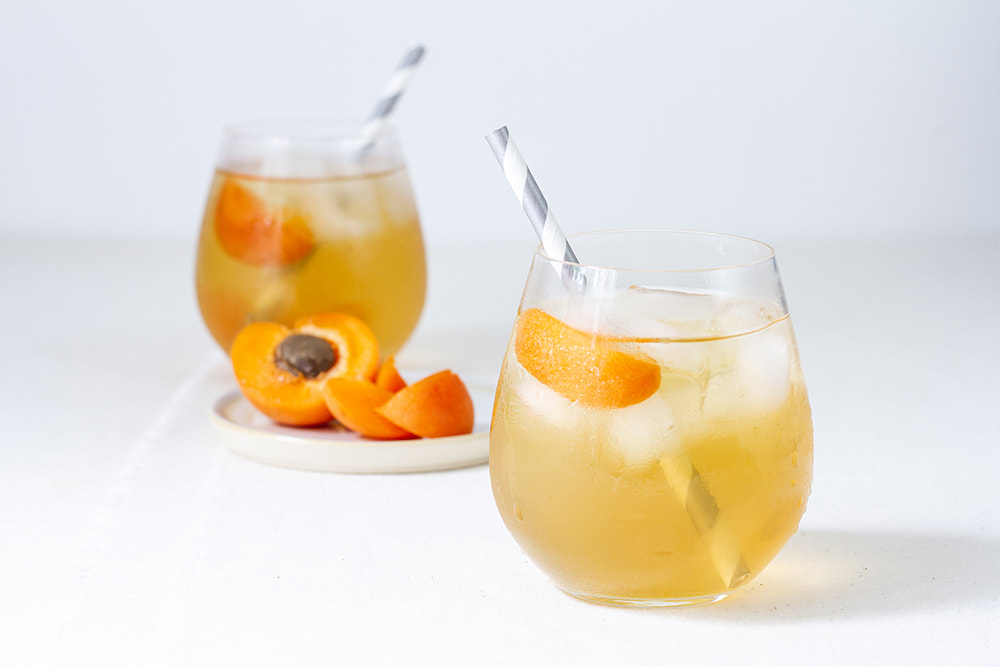 A refreshing recipe for homemade cold brew apricot and Tonka iced green tea.