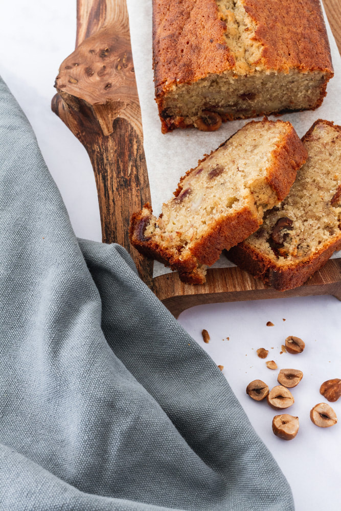 A delicious recipe for dates and roasted hazelnuts banana bread