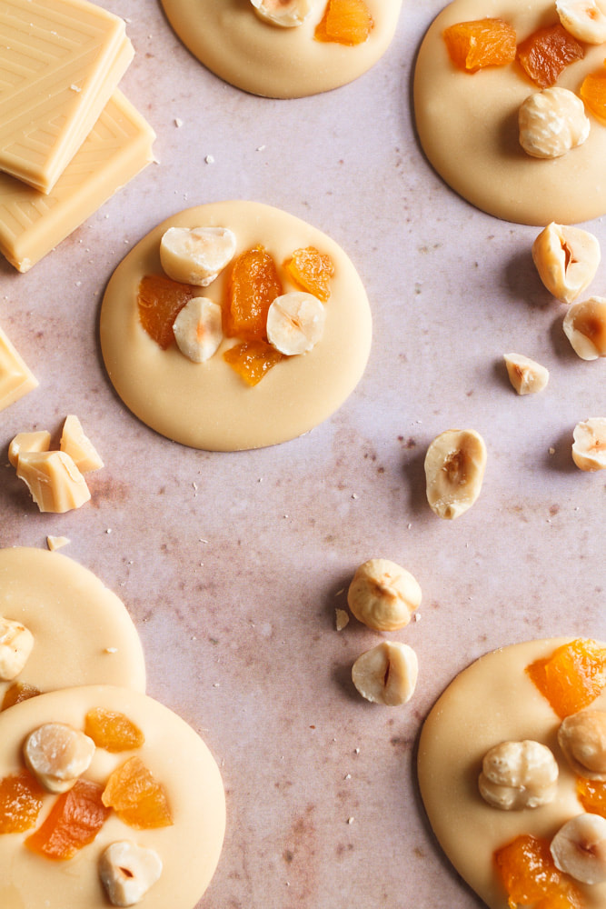 A delicious recipe to make and share this Christmas: hazelnut and apricot blond chocolate mendiants