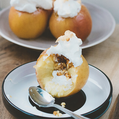 Baked apples with nuts, honey and meringue recipe