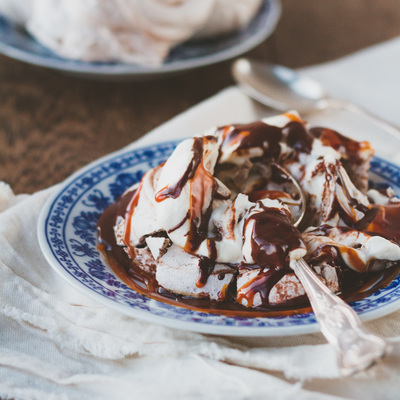 Caramel and tonka chocolate meringue recipe
